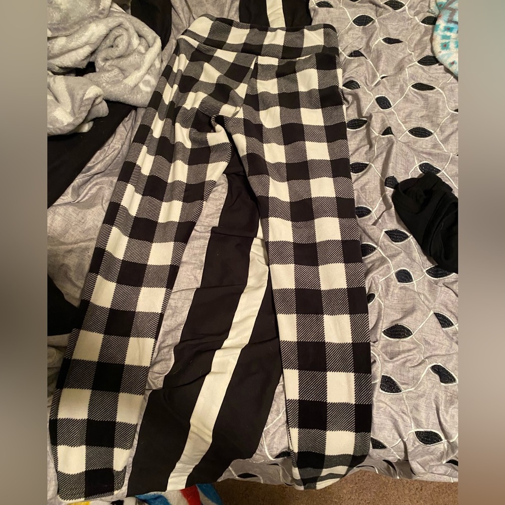 Black and white leggings/pants.
